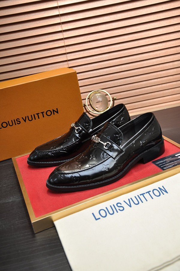 Louis Vuitton Men Loafers (LV-SH-A006)
