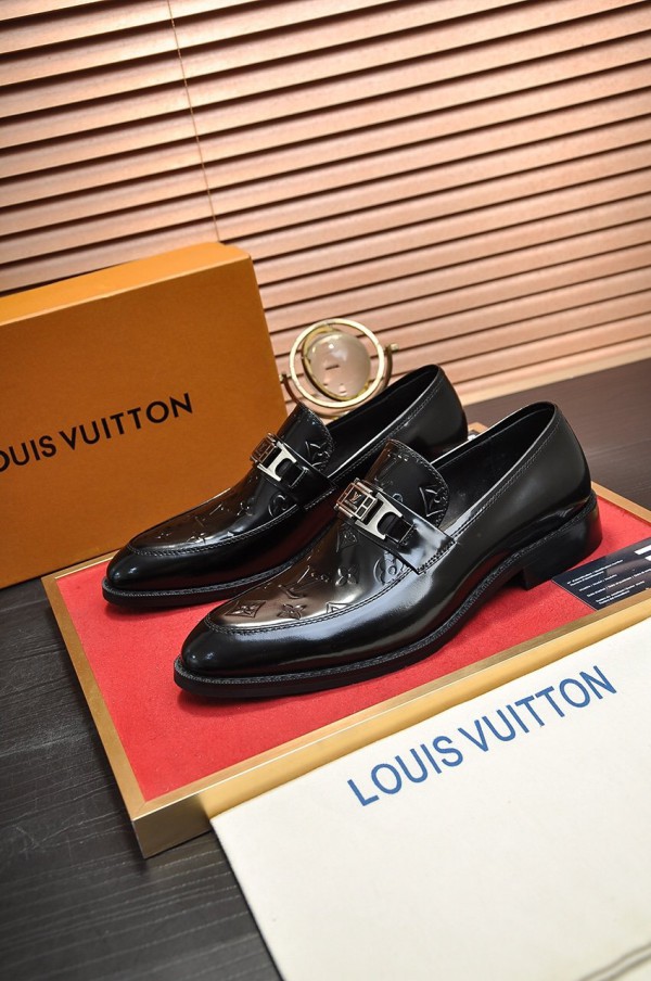 Louis Vuitton Men Loafers (LV-SH-A004)